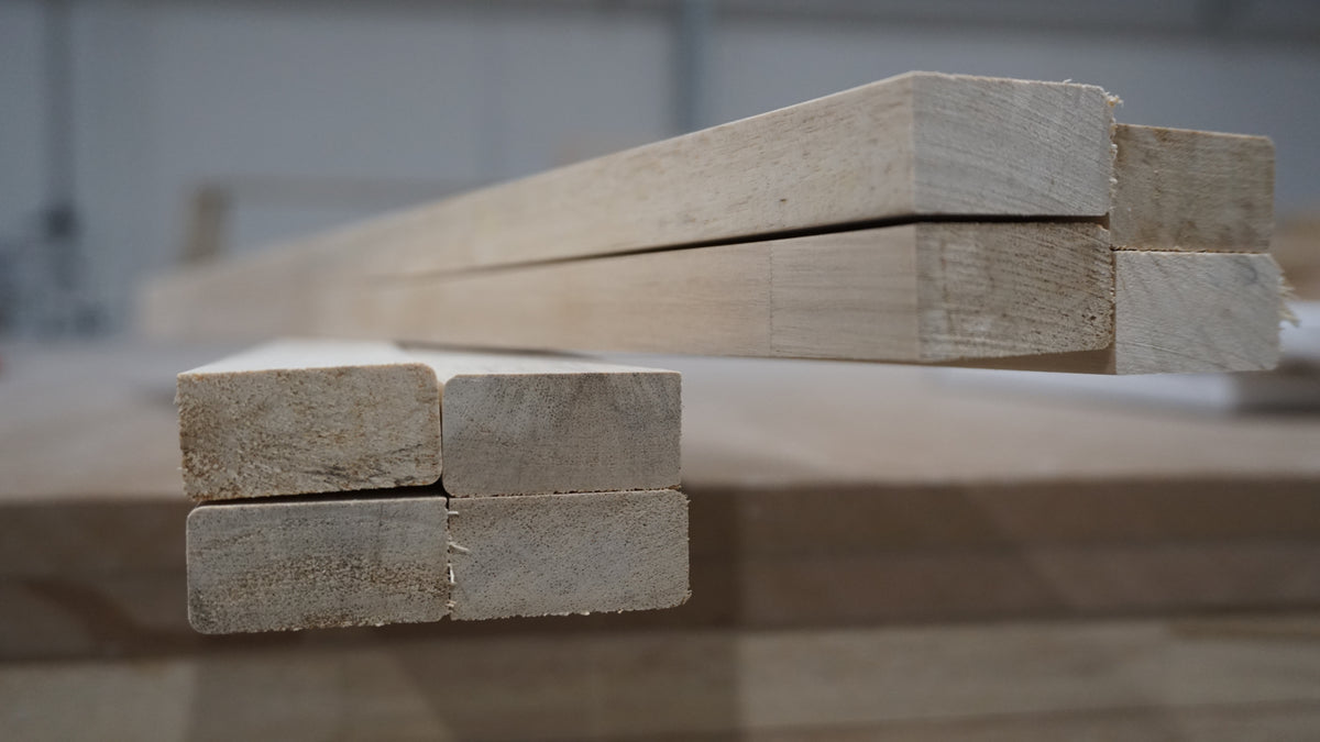 Listón de pino macizo 120 cm — 27 × 16 mm